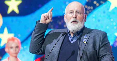 Timmermans się ugiął. Zrezygnował z ogromnej odprawy