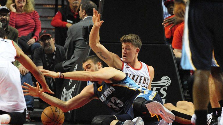 Meyers Leonard w walce o piłkę z Marcem Gasolem w play-off NBA 2014