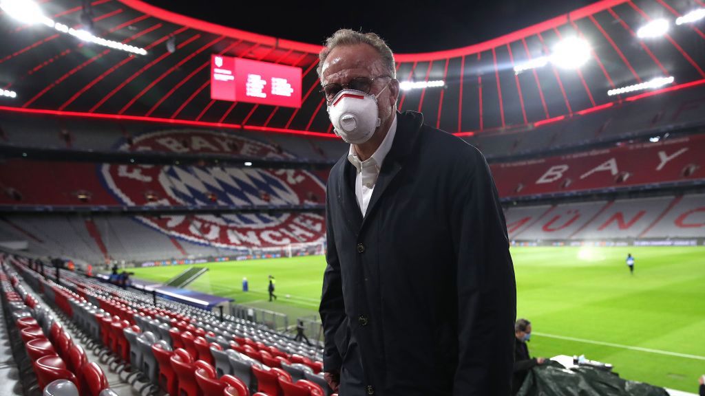 Karl-Heinz Rummenigge na pustych trybunach Allianz Arena