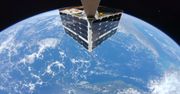 Wyciągnął ramię i strzelił nieziemskie selfie. Ten satelita wie, jak się pokazać