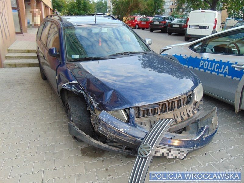 Wrocław. 39-latek wjechał w zaparkowane pojazdy i uciekł z miejsca zdarzenia. Był pijany