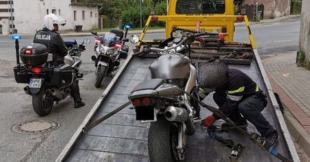 Bez kasku, uprawnień i z zakazem prowadzenia. Policjanci zatrzymali 15-latka na motocyklu