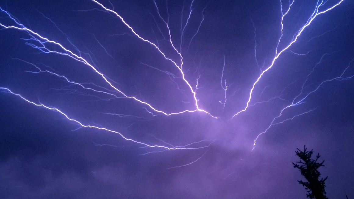 "Perfekcyjny sztorm" szaleje nad Polską. To oznacza splot czynników, przez które nasze portfele będą narażone na straty