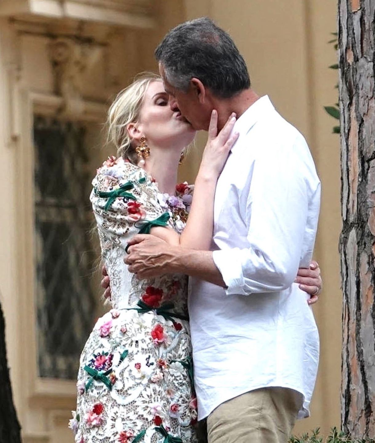 Kitty Spencer i Michael Lewis prezentują czułości przed obiektywem fotografa