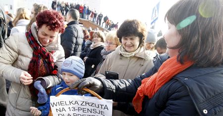 Protest pod Jastrzębską Spółką Węglową. Demonstracja rodzin górniczych przed siedzibą spółki
