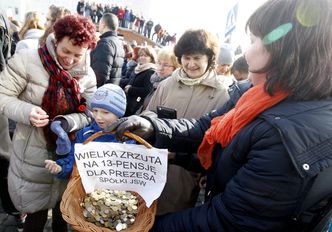 Protest pod Jastrzębską Spółką Węglową. Demonstracja rodzin górniczych przed siedzibą spółki