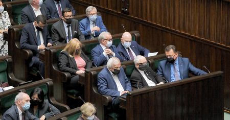 Najnowszy sondaż. PiS ucieka Tuskowi