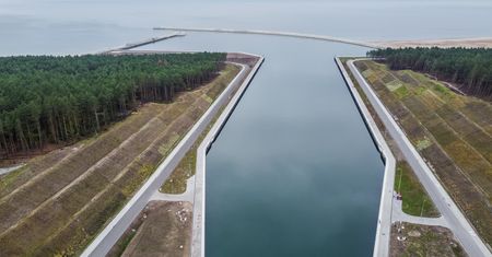 Statek utknął na Mierzei Wiślanej. Armator jest oburzony