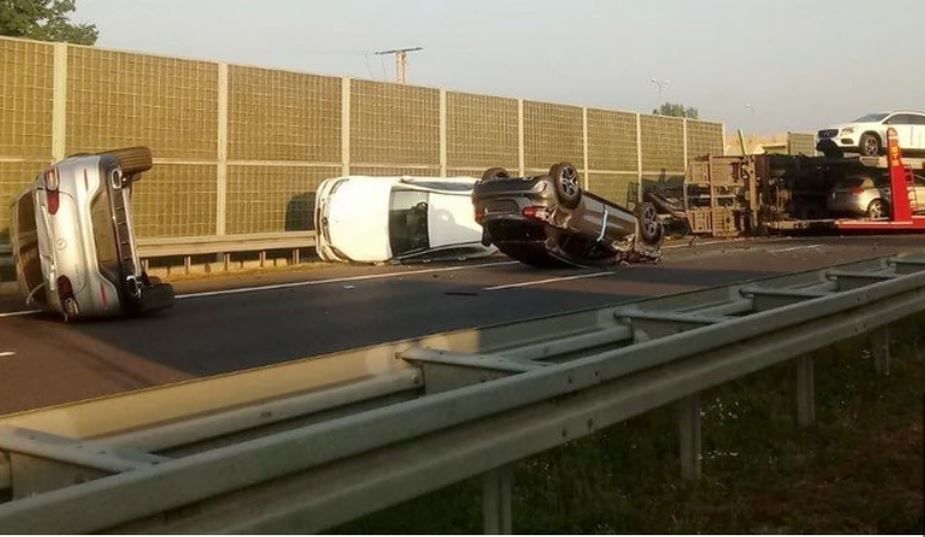 Wypadek na trasie S7. Trzy nowe Mercedesy spadły z lawety