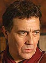 Ciarán Hinds jako Juliusz Cezar w serialu "Rzym"