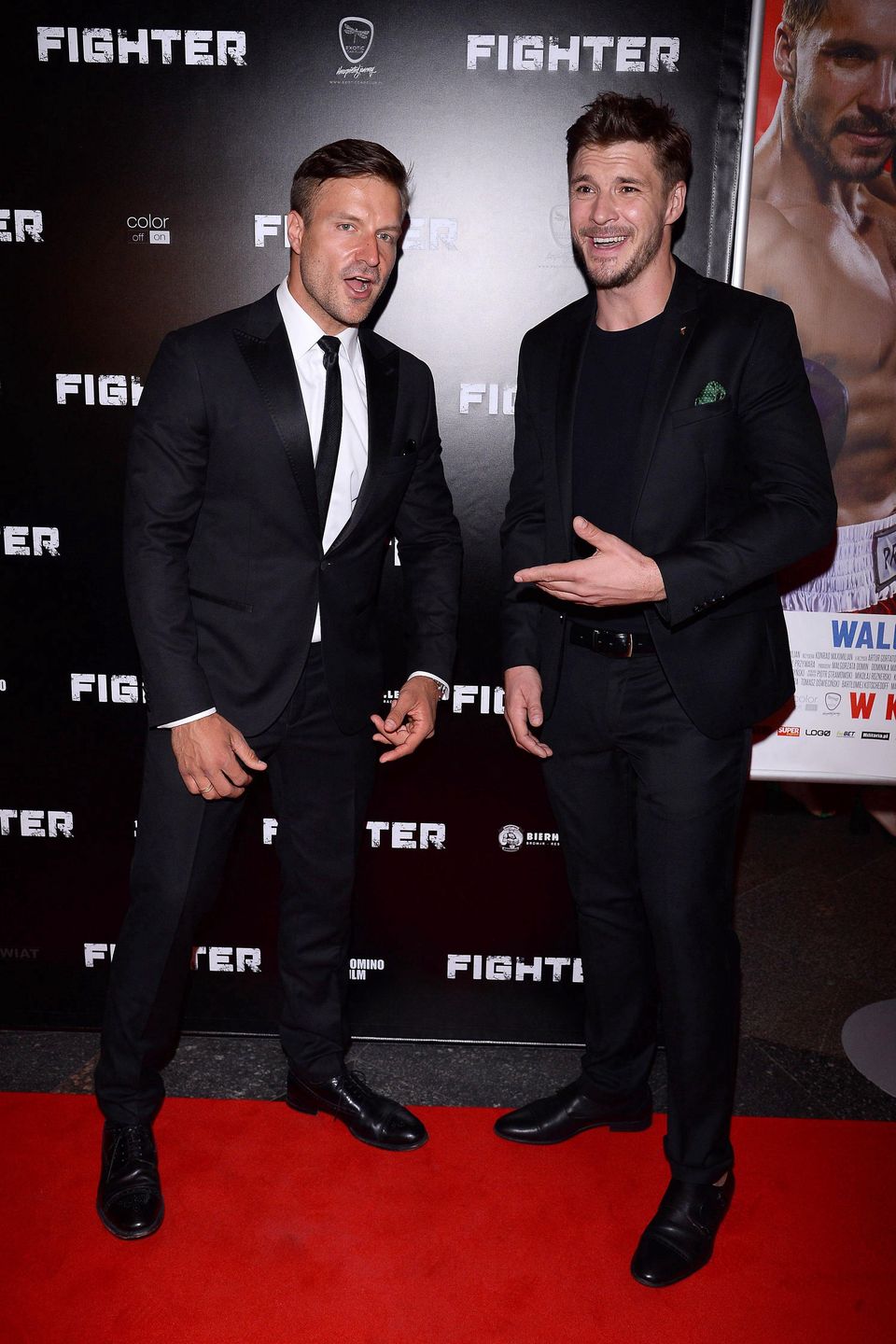 Piotr Stramowski i Mikołaj Roznerski pocieszają się po filmie "Fighter"
