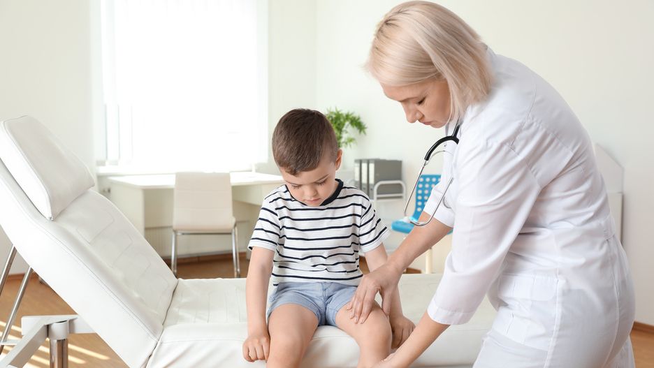 Zerwanie więzadła krzyżowego u dziecka. Jak pomóc?