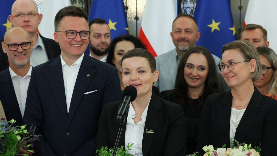 Warszawa, 23.07.2025. Marszałek Sejmu Szymon Hołownia (L), nominowana na stanowisko minister kultury i dziedzictwa narodowego Marta Cienkowska (C) i minister ds. społeczeństwa obywatelskiego Adriana Porowska (P) na konferencji prasowej w Sejmie w Warszawie, 23 bm. Tematem briefingu: obecność Polski 2050 w zrekonstruowanym rządzie Koalicji 15 Października. (aldg) PAP/Paweł Supernak