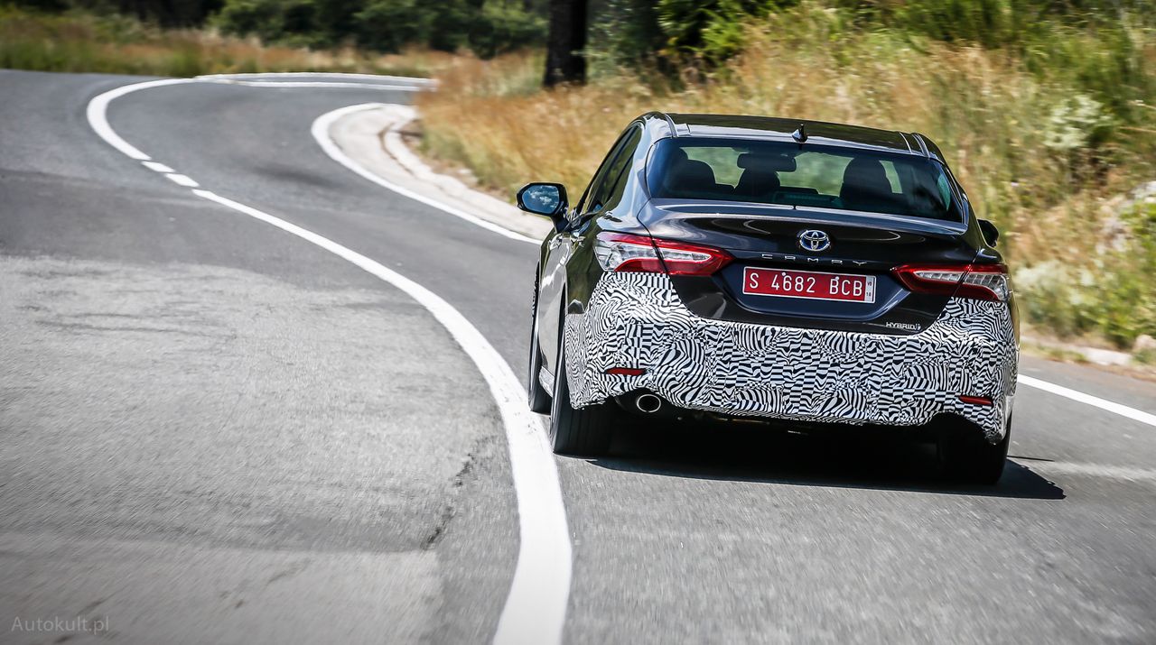 Choć jeszcze w zamaskowanej, prototypowej formie, Toyota Camry już zdradza wiele cech, których będziemy mogli spodziewać się po produkcyjnej wersji w przyszłym roku.