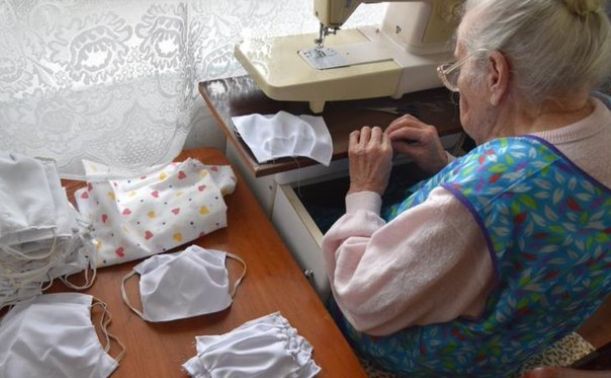 Pani Janina ma 96 lat i szyje maseczki. Chce pomagać lokalnej przychodni