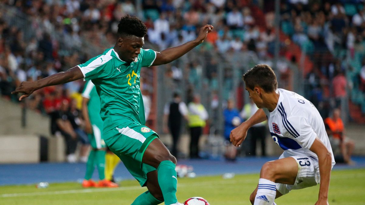 PAP/EPA / JULIEN WARNAND / Na zdjęciu: Lamine Gassama (z lewej) oraz Dirk Carlson (z prawej)