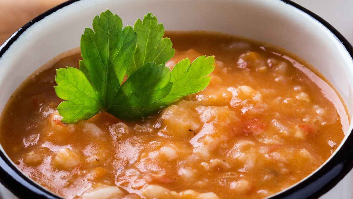 Pomidorówka z kaszą zamienia się w sycące danie