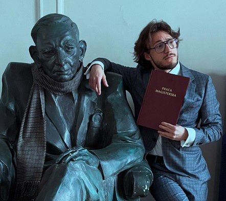 Młody aktor "Barw szczęścia" obronił pracę magisterską. Niewiarygodne, o czym pisał