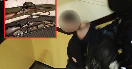 Wszystko trzymał w skrytce pod podłogą. Nie spodziewał się wizyty