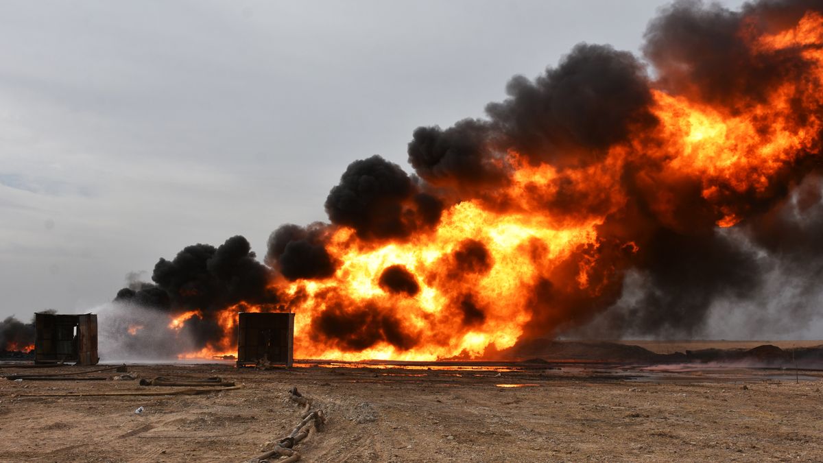 KIRKUK, IRAQ - DECEMBER 15: Smoke rises after the Daesh carried out a bomb attack on wells in the Habbaza oil field in the Kirkuk province of Iraq on December 15, 2020. (Photo by Ali Makram Ghareeb/Anadolu Agency via Getty Images)