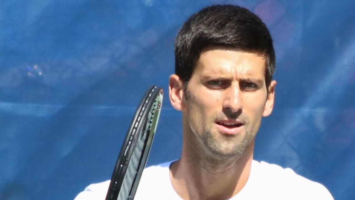 Novak Djoković w czasie treningu na korcie