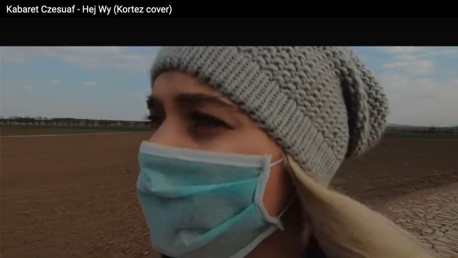 Zdjęcie z teledysku "Hej, Wy" Kabaretu Czesuaf