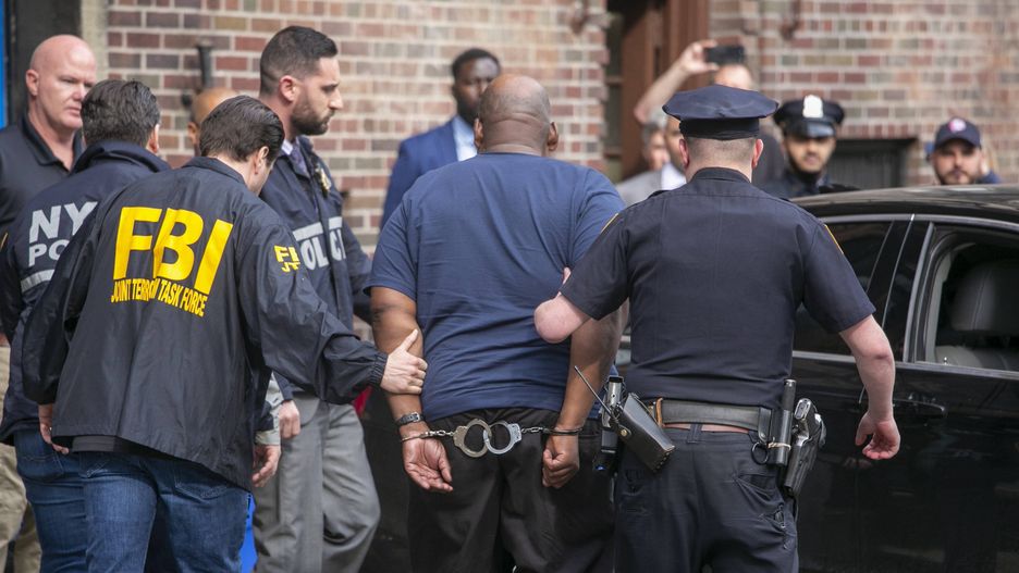 Aftermath of subway shooting in Brooklyn, New York
epa09888744 Police officers escort Frank James out of the 9th Precinct after being charged for allegedly opening fire on a subway in Brooklyn a day earlier, in New York, New York, USA, 13 April 2022. According to a statement by the Office of the US Attorney of the Eastern District of New York, Frank James is charged with 'terrorist and other violent attacks against mass transportation systems' in the shooting that occurred on 12 April in a subway where 10 people sustained serious injuries.  EPA/SARAH YENESEL 
Dostawca: PAP/EPA.
SARAH YENESEL