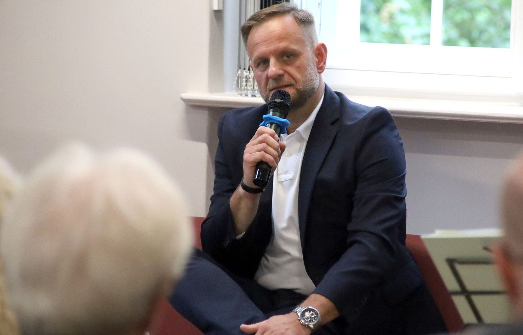 Jacek Jaszczyk, grudziądzanin piszący wiersze,  spotkał się ze swoimi czytelnikami w bibliotece w Grudziądzu. Mamy zdjęcia