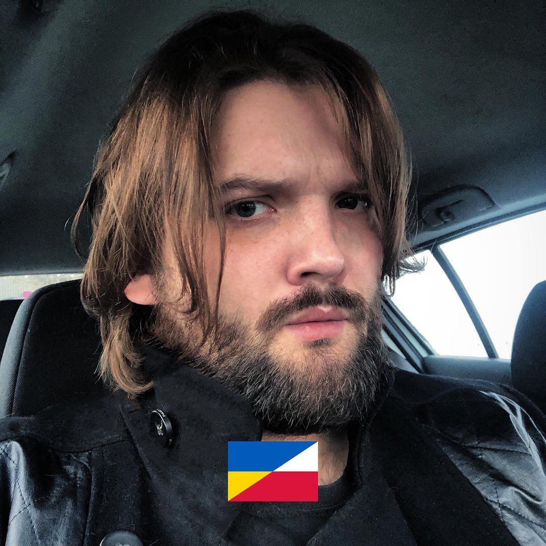 Oskar Minge w długich włosach