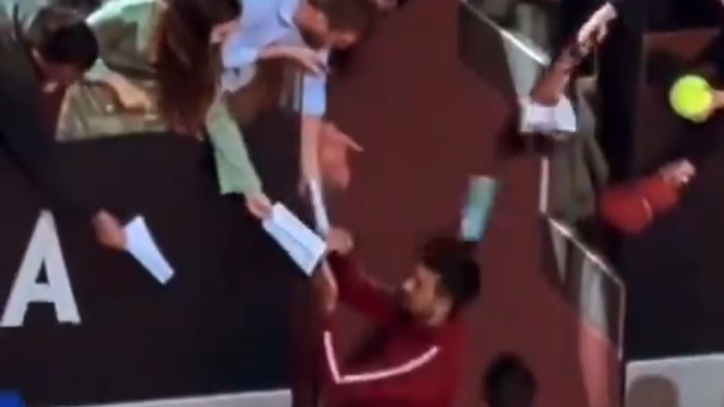 Twitter / Dominik Senkowski / Na zdjęciu: Novak Djoković trafiony butelką