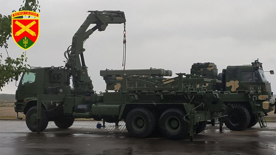 Turecka wyrzutnia Roketsan MBRL podczas załadunku rakiet TRLG-230 w Ukrainie.