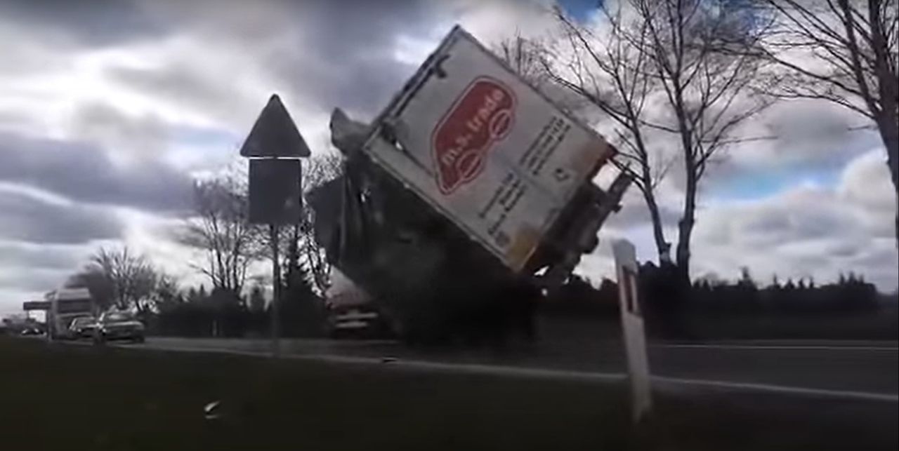 Wiatr daje się we znaki kierowcom. Pod Wrocławiem ciężarówka zawisła nad jezdnią