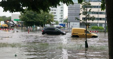 Burza w Warszawie. Gwałtowna ulewa, zalane ulice i place stolicy. "Mamy Armagedon"
