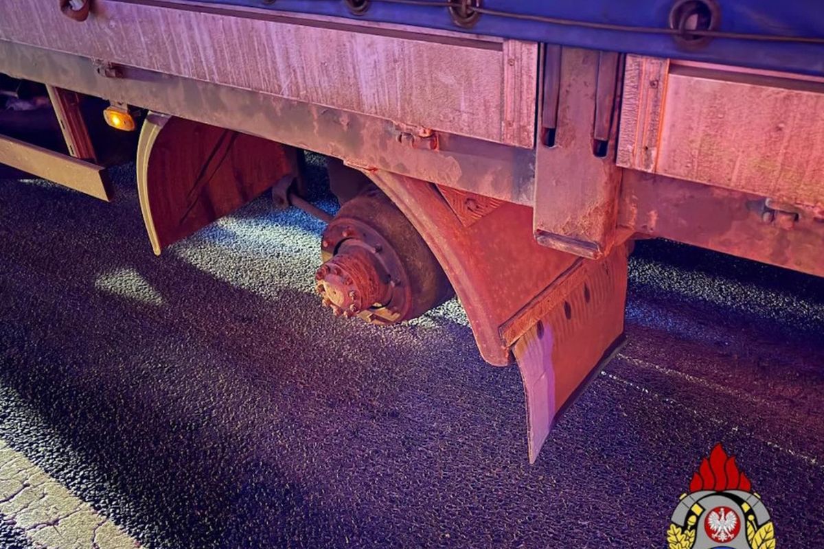 Koło od ciężarówki wypadło na drogę. Auto zostało zniszczone