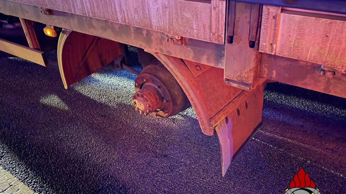 Koło oderwało sie od ciężarówki i uszkodziła auto na DK5.