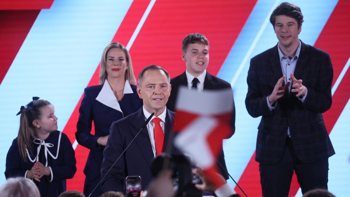 Warszawa, 01.06.2025. Wybory prezydenta RP - II tura. Kandydat Komitetu Obywatelskiego, popierany przez PiS prezes IPN Karol Nawrocki (C) z żoną Martą (2L), córką Kasią (L) oraz synami Antonim (2P) i Danielem (P) w swoim sztabie wyborczym, 1 bm. w Warszawie. Zakończyło się głosowanie w II turze wyborów prezydenta RP. (mr) PAP/Leszek Szymański