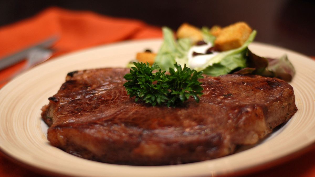 Opiekany rostbef wołowy T-bone (mięso i tłuszcz)