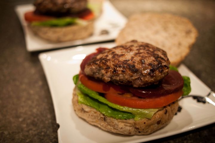 Opiekane burgery z mięsa mielonego z wołowiny (93% mięsa, 7% tłuszczu)