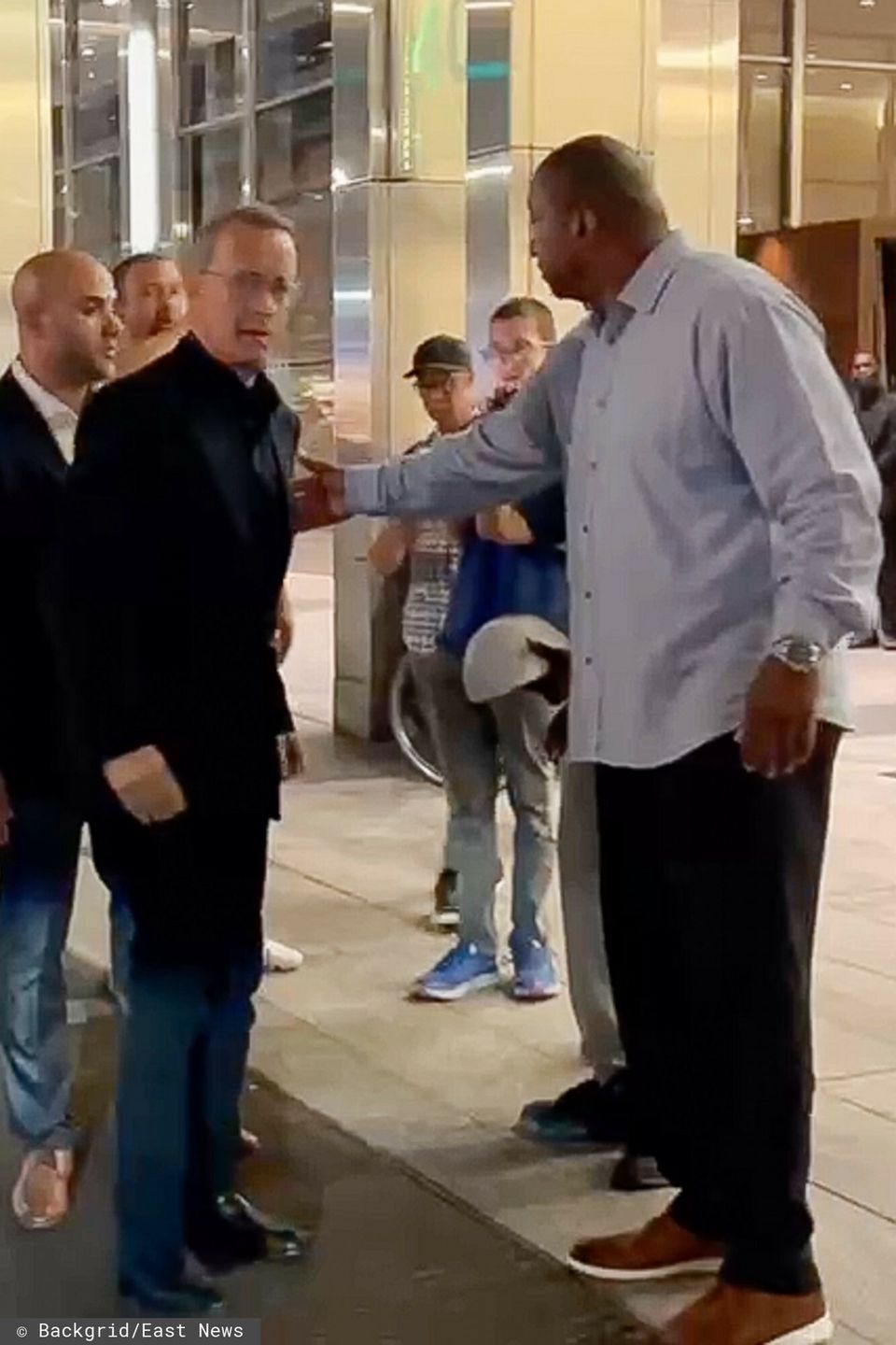 Tom Hanks broni żony przed tłumem i krzyczy na fanów