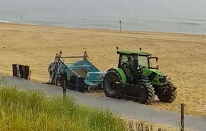 Traktor na plaży we Władysławowie.