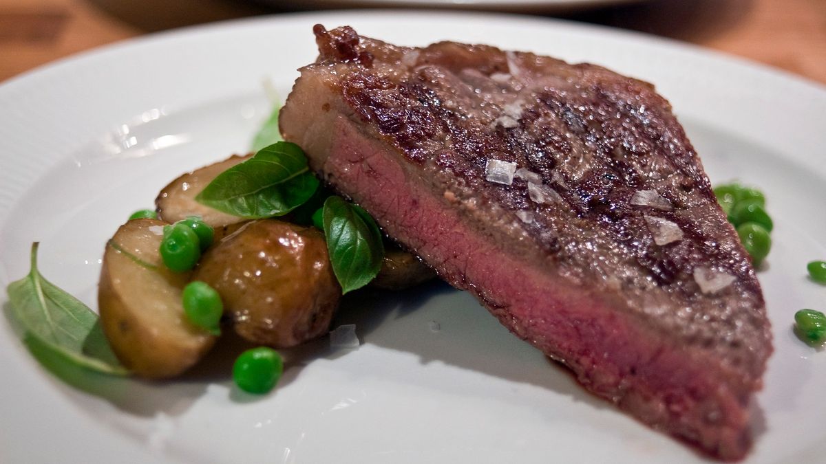 Opiekany rostbef wołowy T-bone (mięso i tłuszcz, I klasa mięsa)