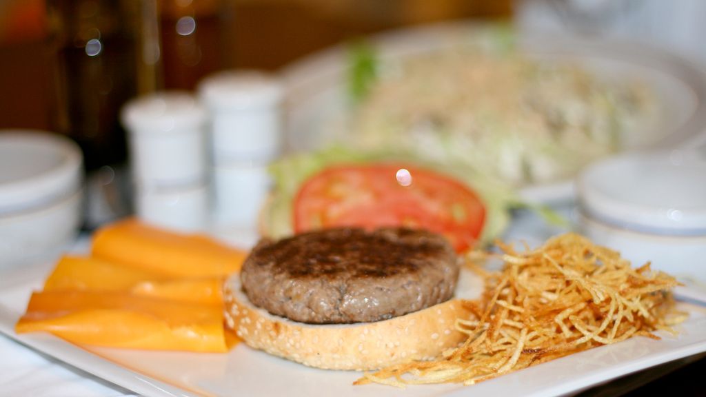 Burgery z mięsa mielonego z wołowiny (93% mięsa, 7% tłuszczu) opiekane na patelni