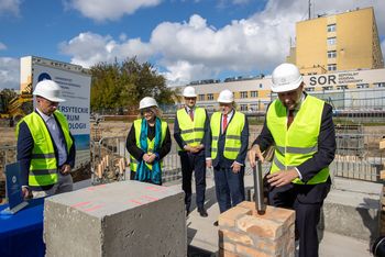 Bydgoszcz: Wmurowano akt erekcyjny pod budowę Centrum Stomatologii. Tak powstaje nowoczesny obiekt dydaktyczny z nocną i świąteczną opieką