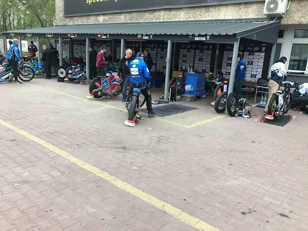 Zawodnicy w parkingu już grzeją motocykle przed zawodami (fot. Michał Mielnik)