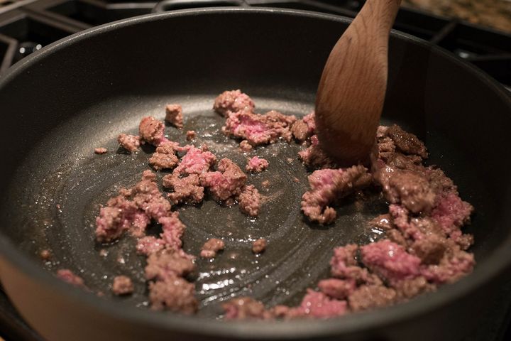 Mięso grubo mielone z wołowiny (93% mięsa, 7% tłuszczu) zrumienione na patelni