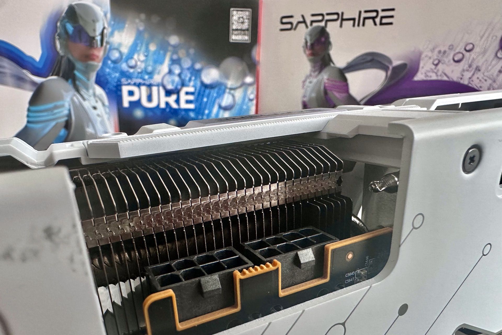 Sapphire Radeon RX 9070 XT -  złącze zasilania