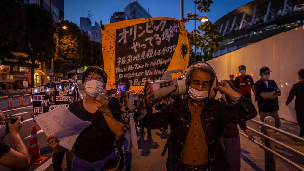 Zdjęcie okładkowe artykułu: Getty Images / Na zdjęciu: Japończycy protestujący przeciwko organizowaniu igrzysk