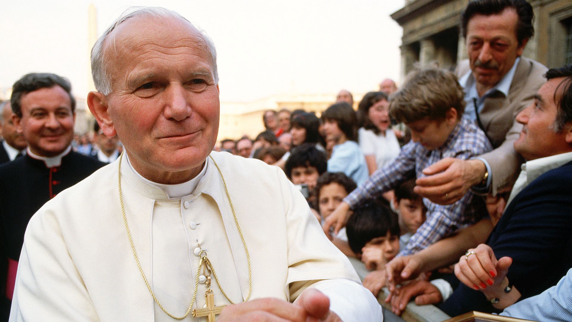 Jan Paweł II na placu św. Piotra w Watykanie. Za jego plecami młody Juliusz Paetz