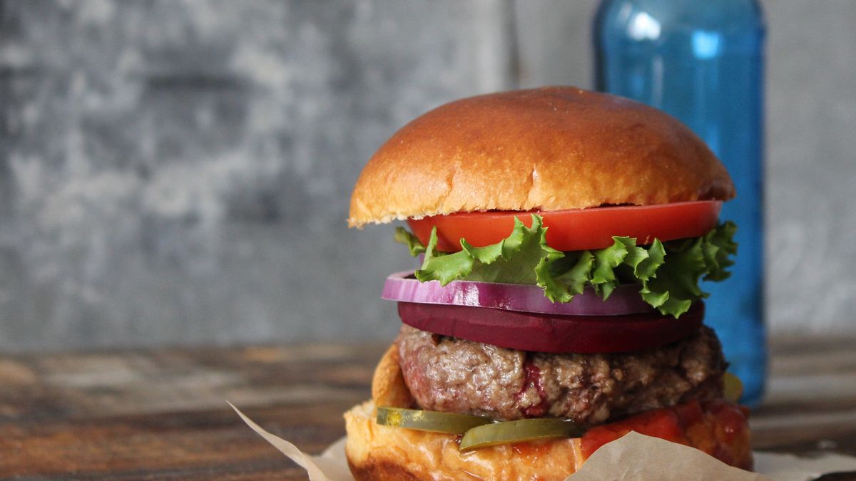 Opiekane burgery z mięsa mielonego z wołowiny (97% mięsa, 3% tłuszczu)