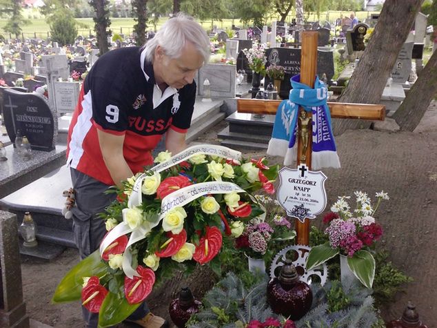 Andriej - kibic z Rosji - złożył wieniec na mogile Polaka (fot. autor)